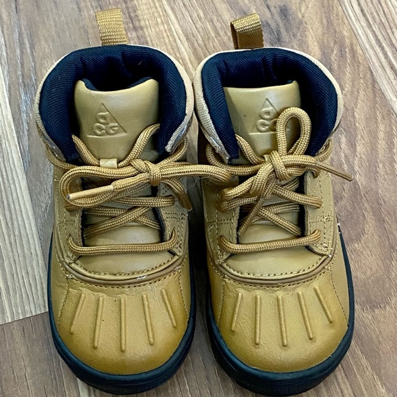 Nike Woodside 2 High Boots - Picture 2 of 5